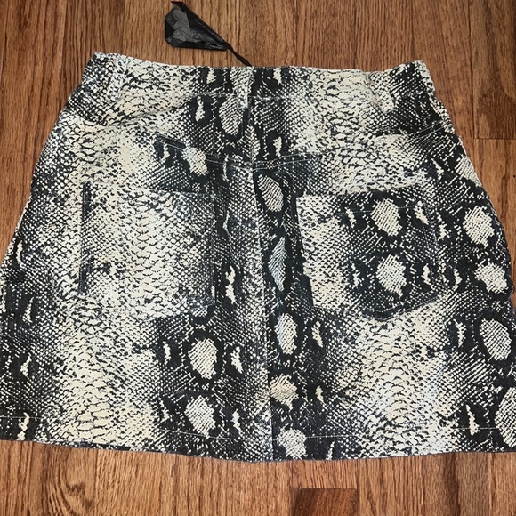 NWT Le Lis Snake Skin Mini Skirt Size Small - Picture 5 of 6